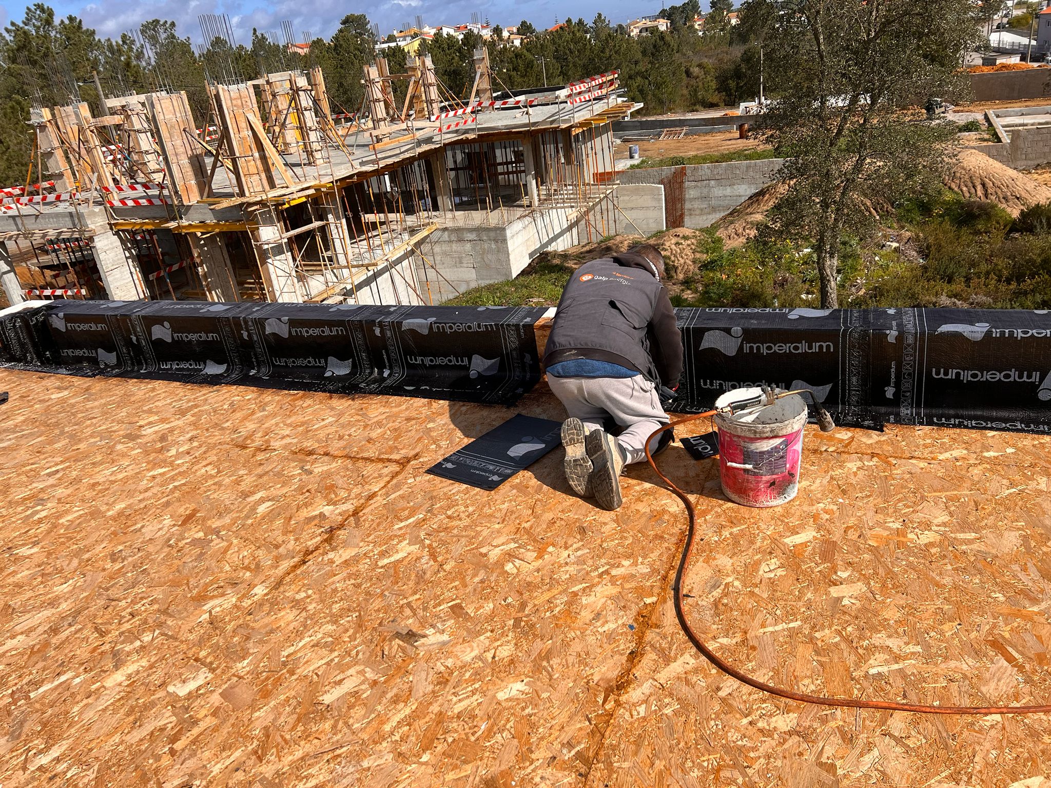 Técnico em obra a preparar superfície