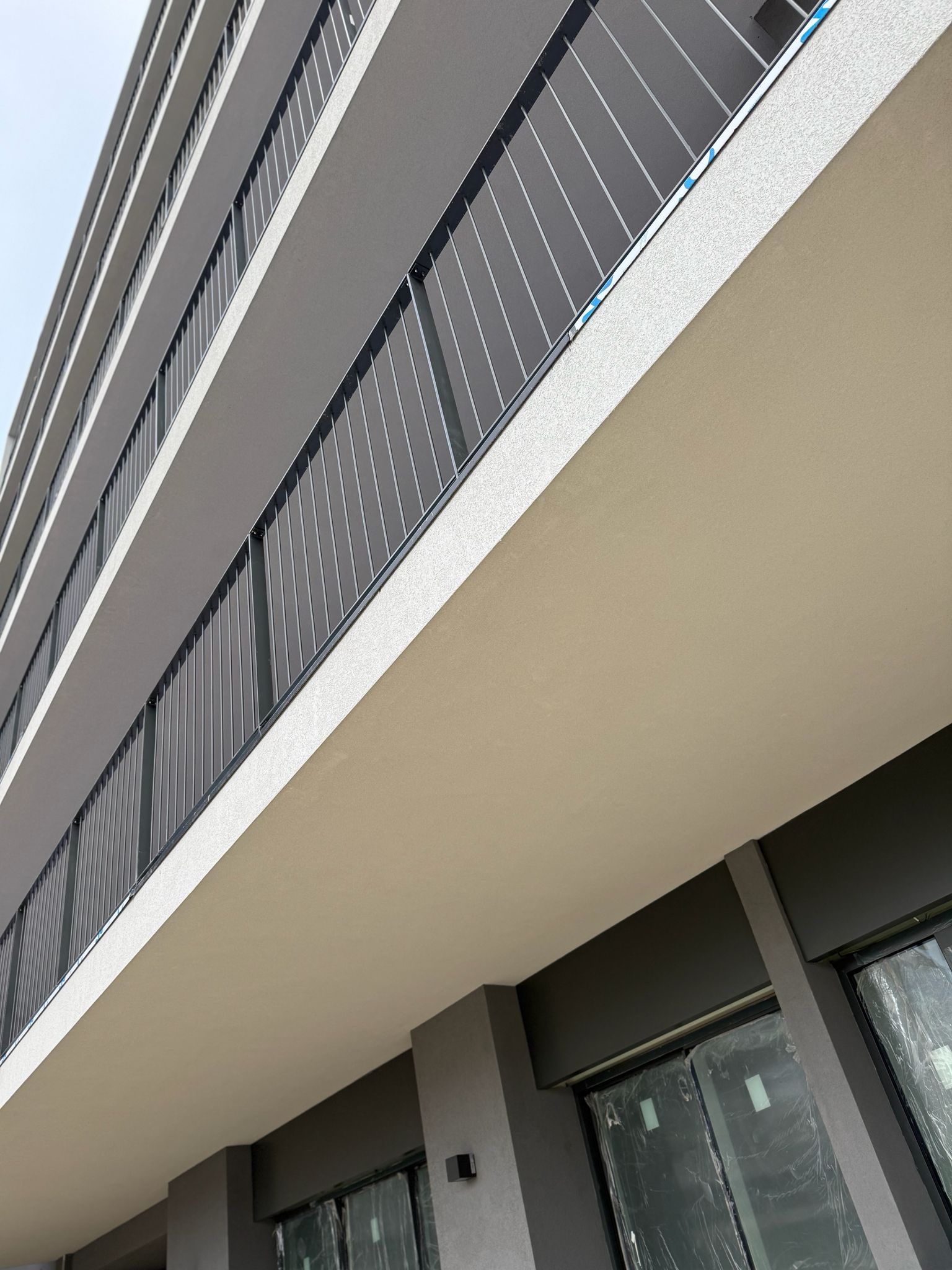 Zona de construção com profissionais em obra
