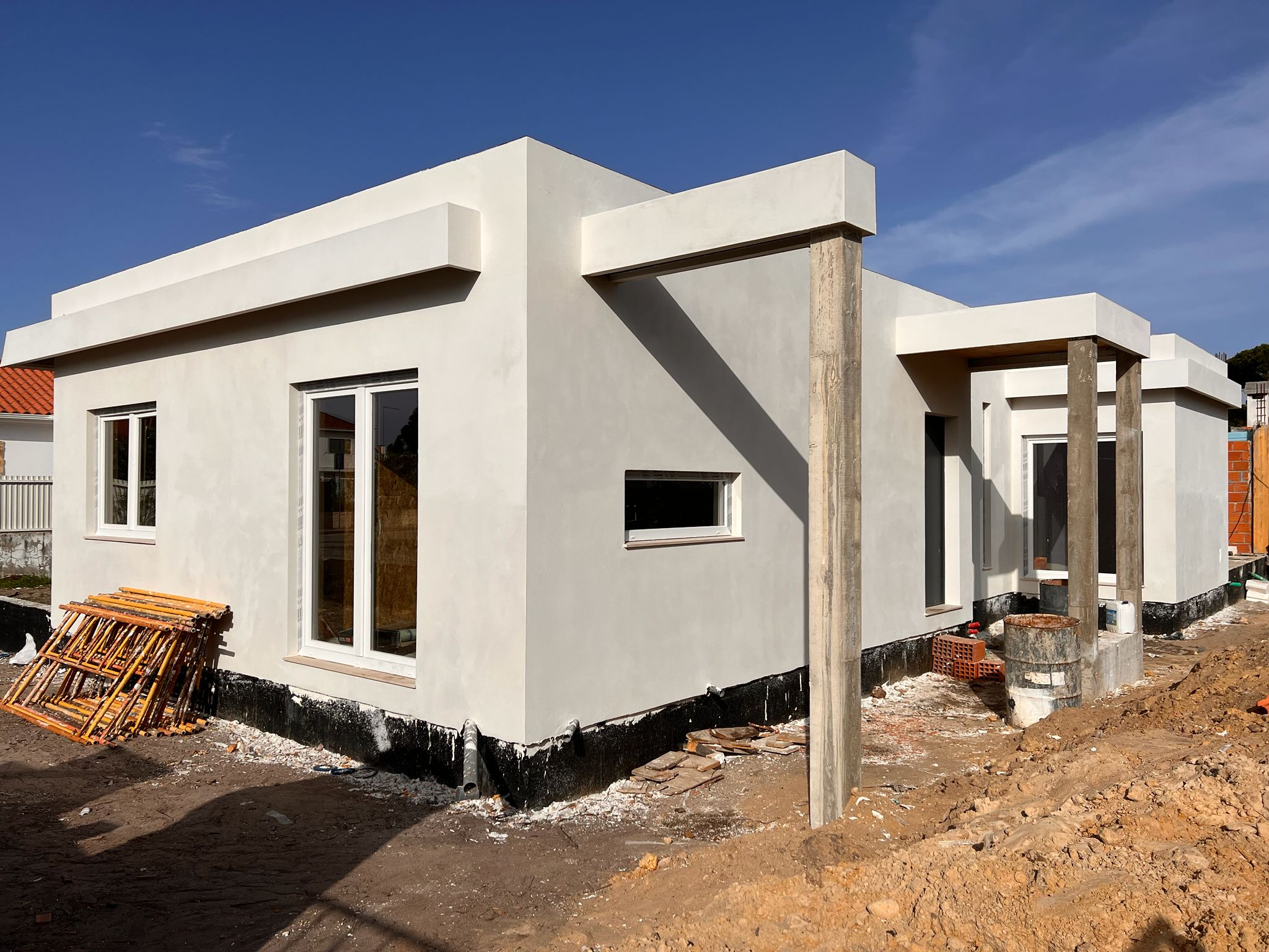 Zona de construção com profissionais em obra